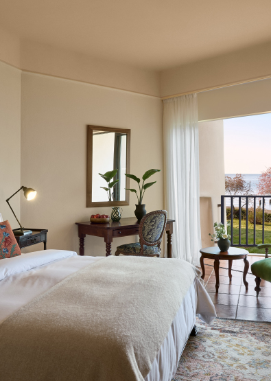 01-grecotel-egnatia-deluxe-guestroom-private-balcony