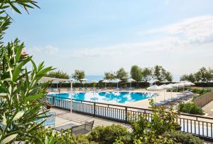 09-pool-bar-grand-hotel-egnatia-grecotel